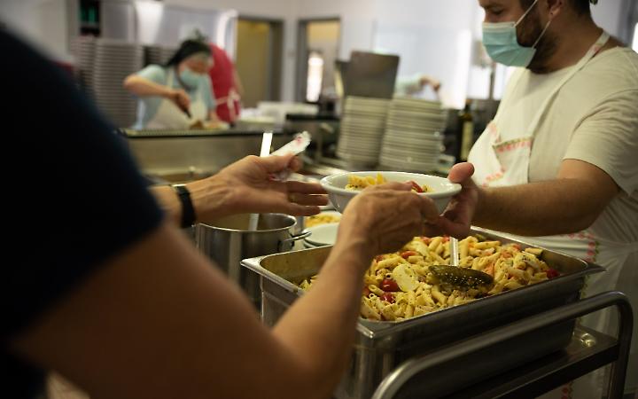 Povert&agrave;, si allarga il divario, la citt&agrave; fa i conti con una crescente emergenza