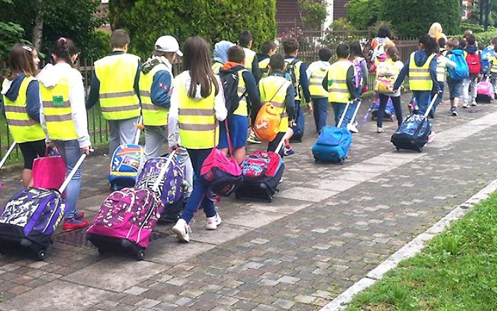 Un nuovo semaforo vicino alla primaria Falcone e Borsellino