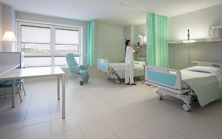 Il mal di pancia delle donne: 1 su 4 ne soffre, ma si pu&ograve; curare