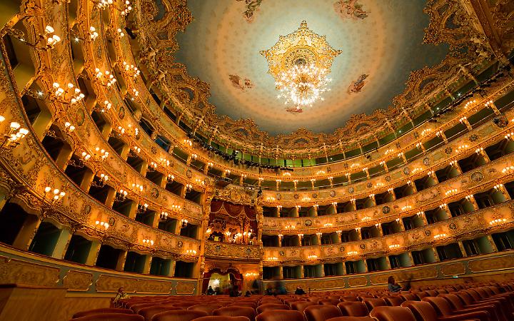Infortunio durante una prova tecnica al Teatro La Fenice di Venezia, necessaria la sospensione delle attivit&agrave;