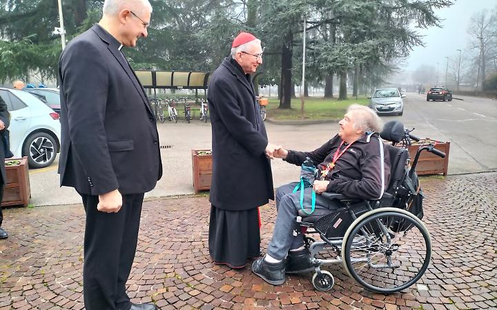 Il Cardinale in visita agli ospiti di una struttura sanitaria