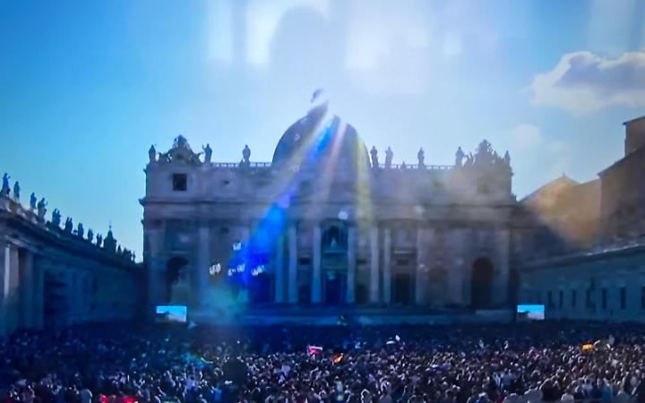 Piazza san Pietro durante la fumata bianca