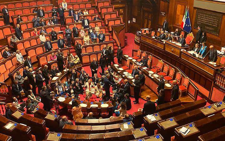 Politica, la maggioranza in Senato approva il decreto "sicurezza"
