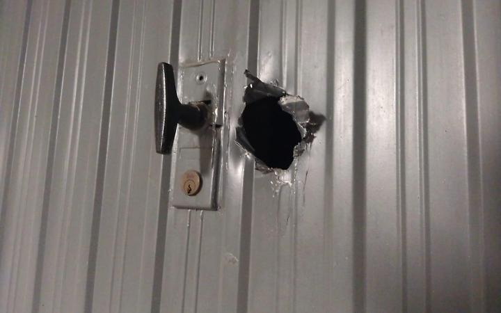 Colpo lampo in azienda di moda: sfondano i portoni e fuggono con 100mila euro di merce