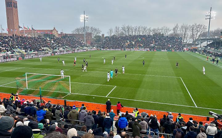 Venezia inarrestabile: Catanzaro battuto 3-1, primo posto a un passo