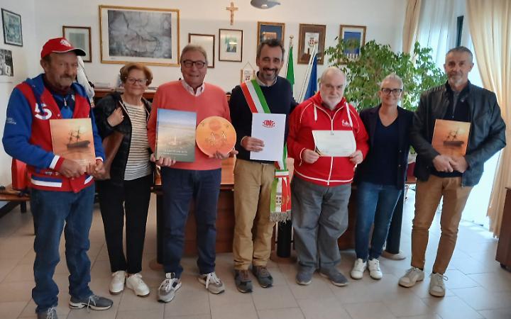 Gianfranco Marangon (con il maglione color salmone) festeggia l'anniversario con i colleghi volontari e il sindaco di Porto Tolle Gianfranco Marangon (con il maglione color salmone) festeggia l'anniversario con i colleghi volontari e il sindaco di Porto Tolle