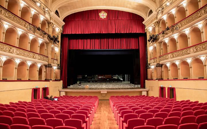 &ldquo;Tipico Maschio Italiano&rdquo;: Lorenzo Maragoni mette a nudo la maschilit&agrave; tra amore e patriarcato