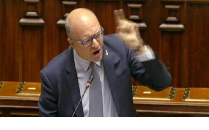 Valditara urla alla camera