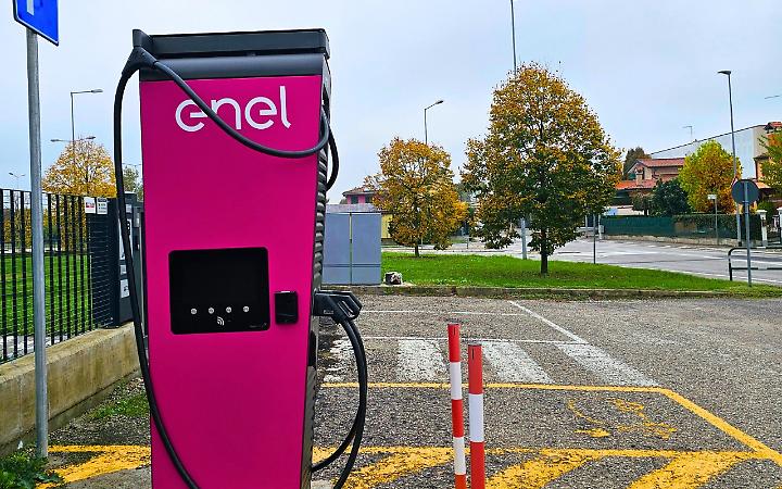 Colonnine elettriche, comunit&agrave; energetiche, efficientamento degli edifici pubblici, le novit&agrave; dal territorio