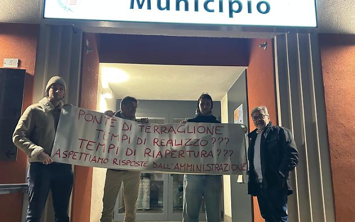 "Blitz" di protesta per i lavori al ponte di Terraglione