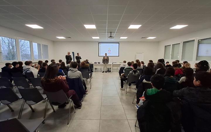 Legnaro. l'Arma incontra gli alunni della "Verdi"