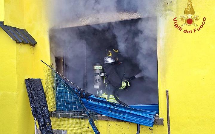 Incendio a Villa Estense: uomo ustionato durante le fiamme in una casa