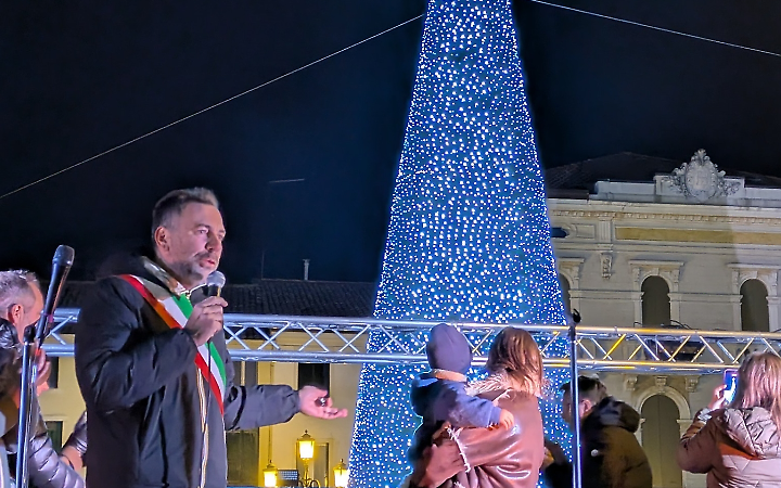 Il sindaco Luca Pierobon all'accensione delle luci sull'abete di Natale