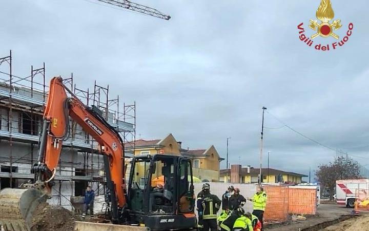 Tragedia sul lavoro a Ponte San Nicol&ograve;: muore operaio travolto da uno scavo