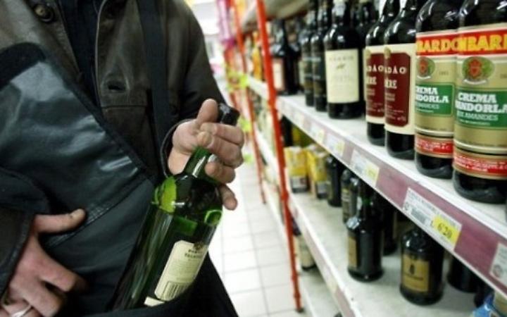 Tenta di rubare sette bottiglie di superalcolici: arrestata 43enne alle Brentelle