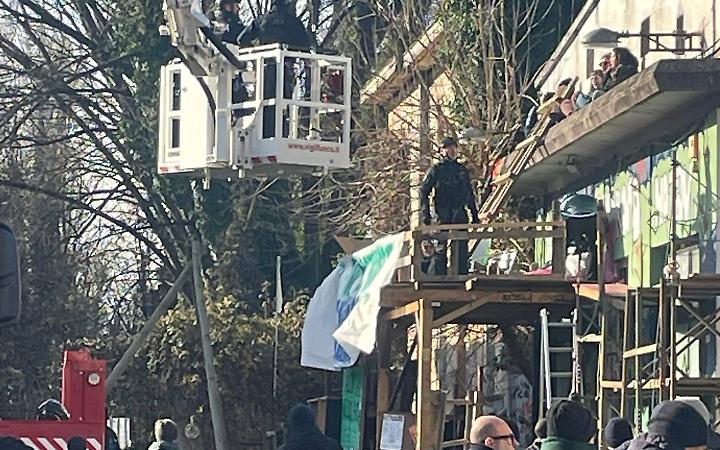 Vicenza, sgombero del Bocciodromo: tensione tra polizia e No Tav