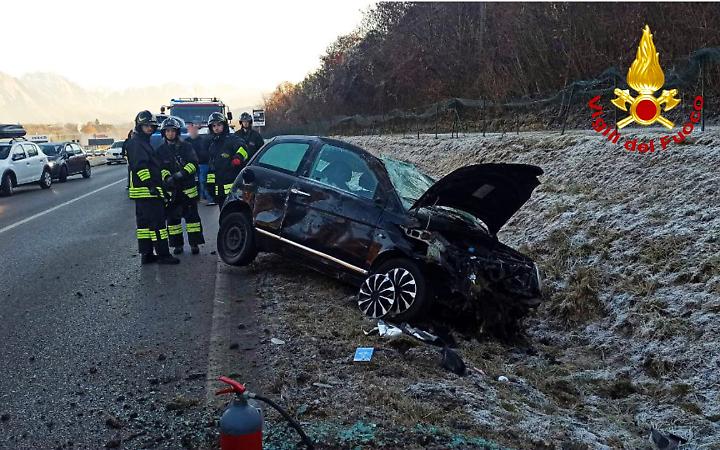 Auto esce di strada sulla SS50 a Boscon: un ferito