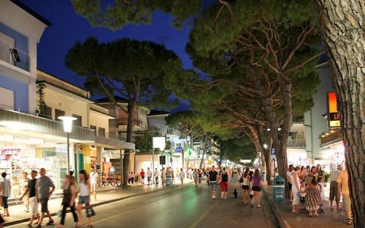 Il centro di Jesolo in una sera d'estate