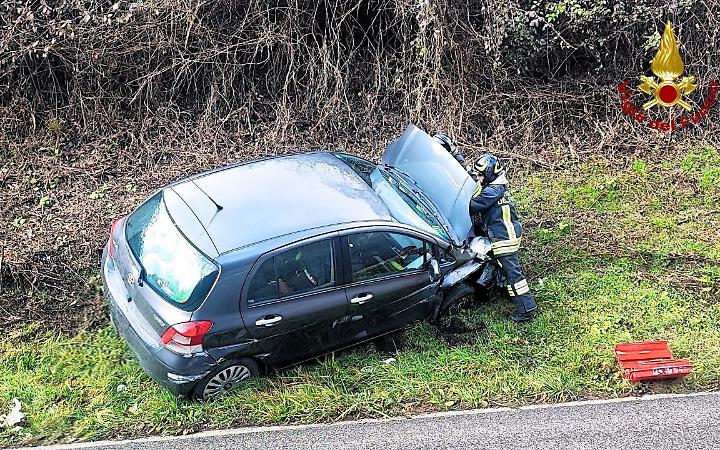 Belluno, auto finisce fuori strada a Casoni: nessun ferito