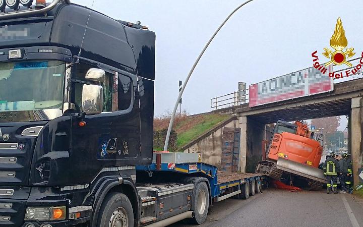 Tragedia sfiorata a Thiene: cassone di un camion cade su un&rsquo;auto, donna ferita