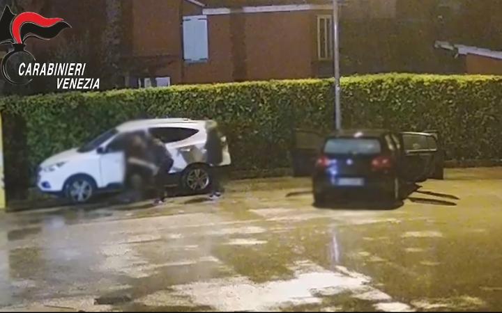 Uno dei furti d'auto commessi dalla banda