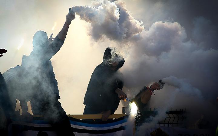 Treviso, agguato contro i tifosi del Mestre: bus distrutto, due arresti e feriti tra autista e poliziotto