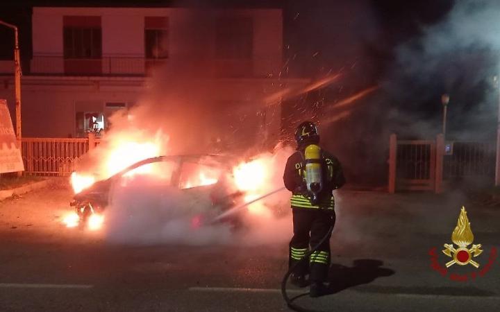 Incendio in piena notte a Trevignano: auto distrutta dalle fiamme