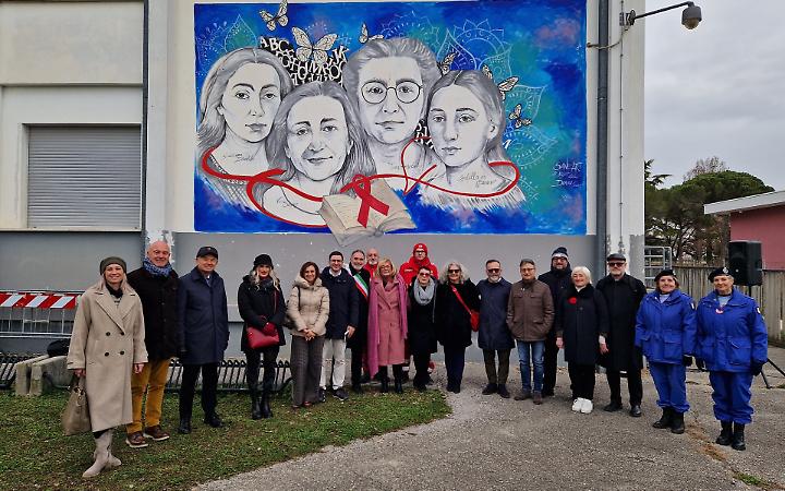 Portogruaro, a quattro donne simbolo contro la violenza: inaugurato il murale alla 'Pascoli'