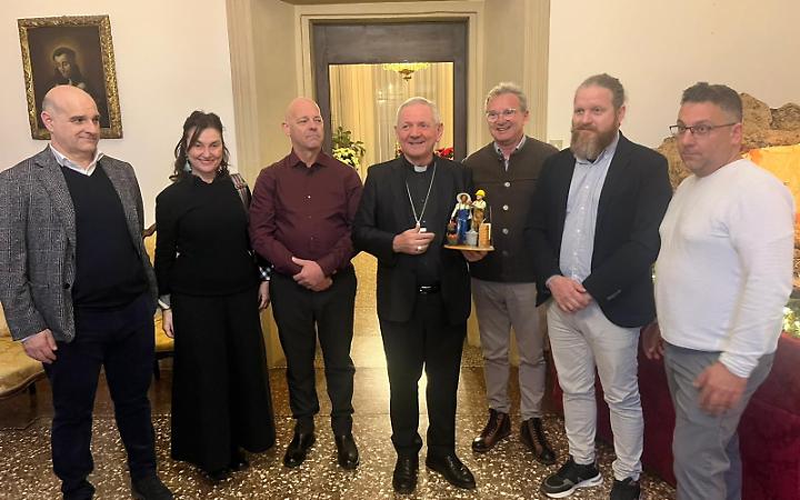 Il momento della consegna della statuina