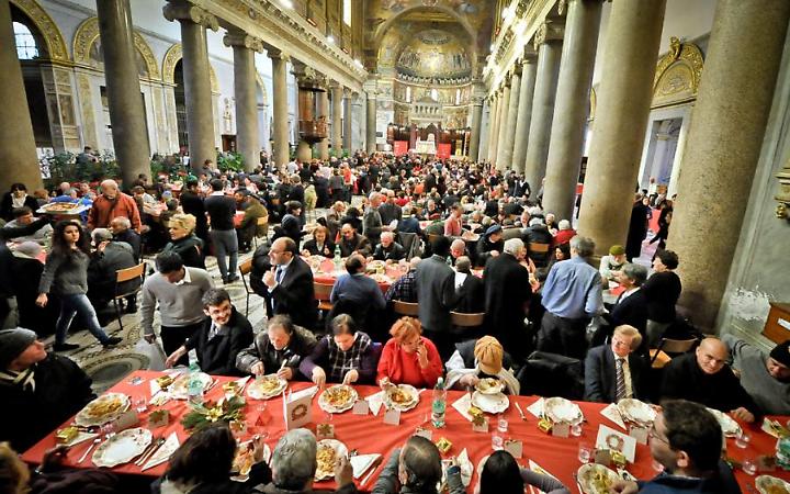Un pranzo di Natale organizzato dalla Comunit&agrave; di Sant'Egidio