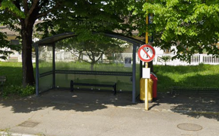 Una fermata dell'autobus ad Agna