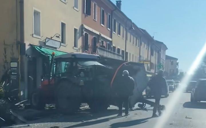 Trattore perde il rimorchio e sfonda la vetrina di un bar nel centro di Crocetta