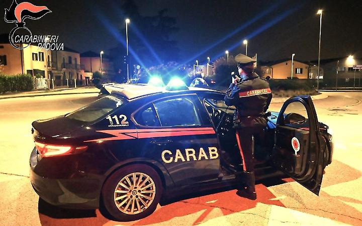 Scompiglio in centro Padova: uomo in escandescenza bloccato da militari e denunciato dai Carabinieri