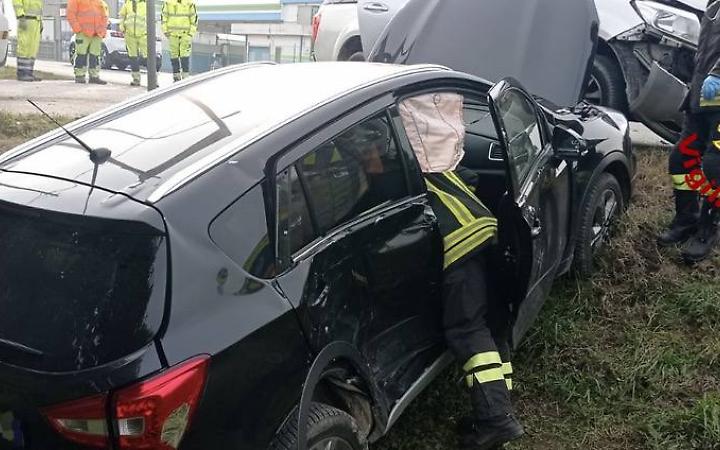 Scontro tra due auto a Caerano San Marco, intervengono i Vigili del Fuoco