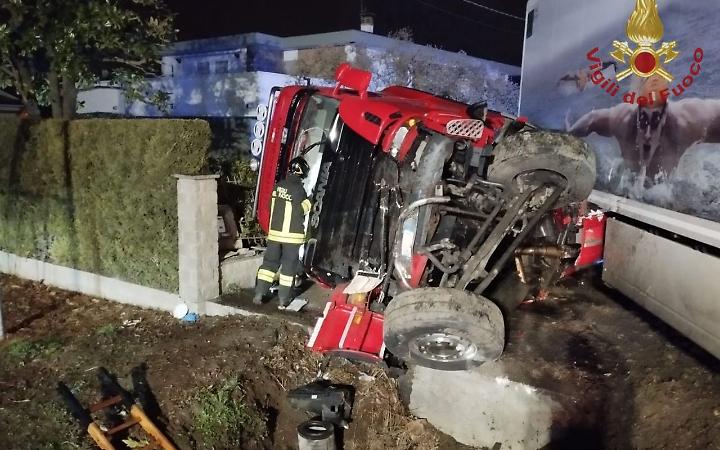 Autotreno fuori strada nella notte a Lusia, paura in via Marasso
