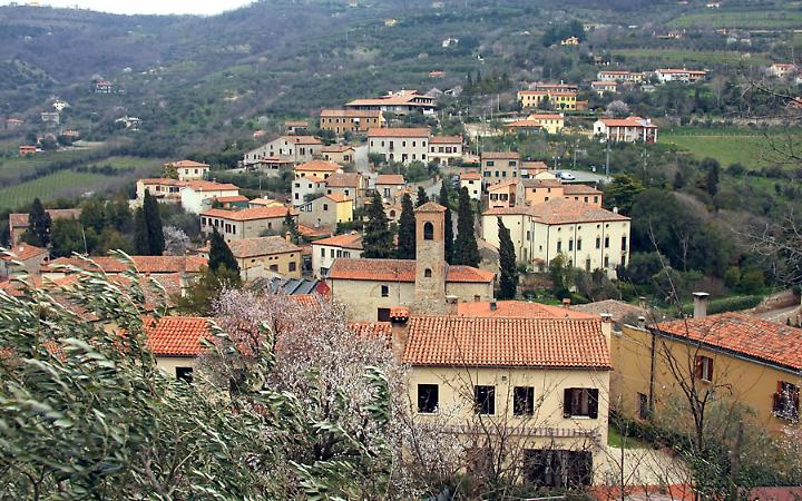 Il borgo medievale sospeso: perch&eacute; visitare Arcqua Petrarca