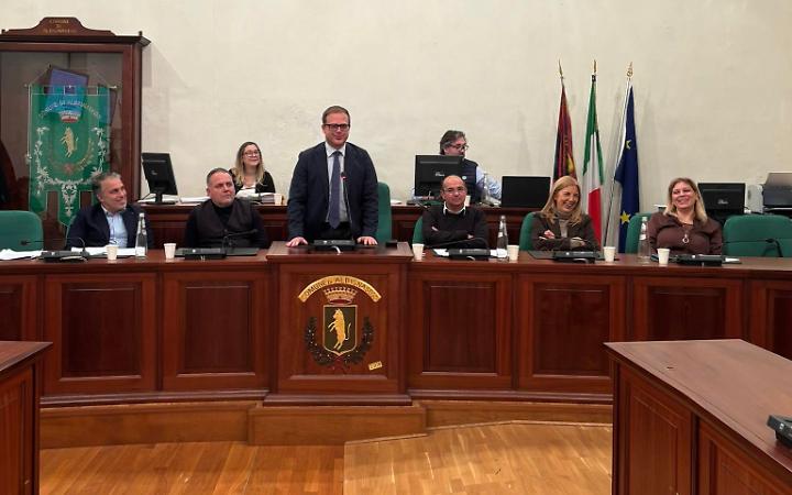 L&rsquo;aumento dei costi pesa sulle casse comunali, ma i tributi non salgono, risorse per l&rsquo;istruzione