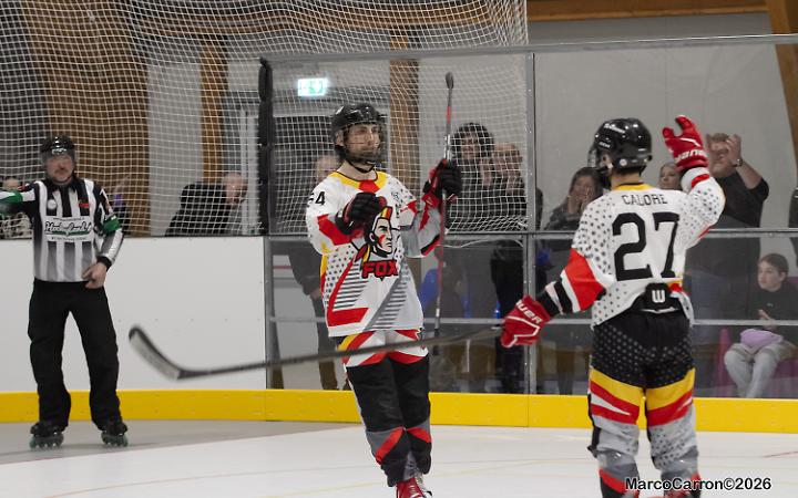 Daniele Carron festeggia un gol con Elia Calore nel derby col Cittadella