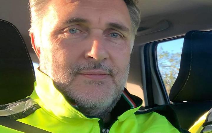 Il sindaco Armelao con una divisa della Protezione Civile