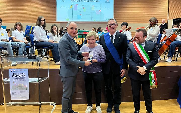 La consegna della medaglia alla famiglia Pizzaia