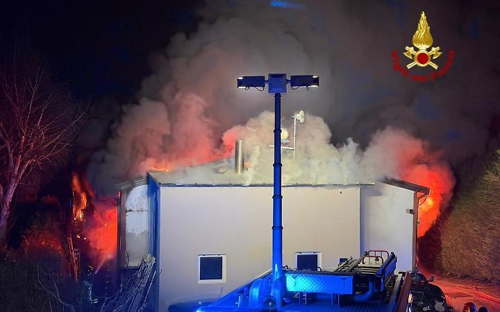 Incendio a Cerea: devastata un&rsquo;officina di 600 mq