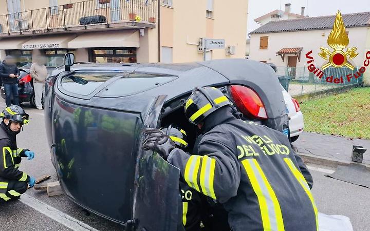 Mogliano Veneto, auto si ribalta: conducente incastrato e soccorso dai Vigili del Fuoco