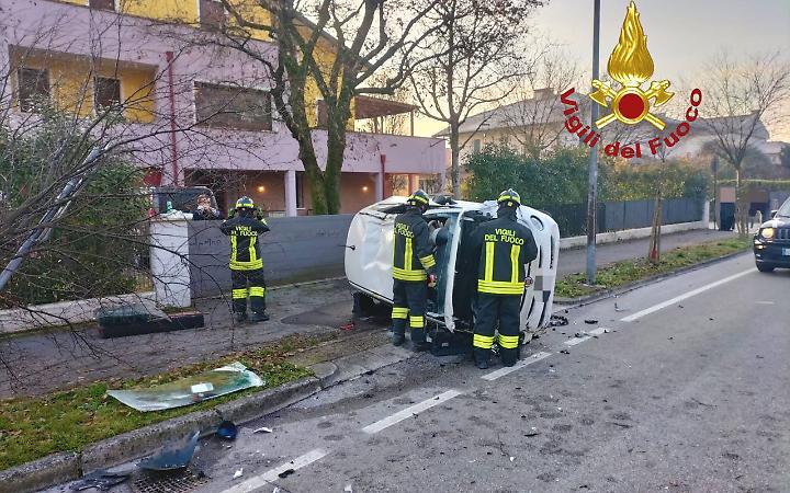Incidente ad Albignasego: auto ribaltata, una persona estratta dai Vigili del Fuoco