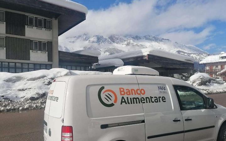 Un furgone dell'associazione Banco Alimentare a Cortina