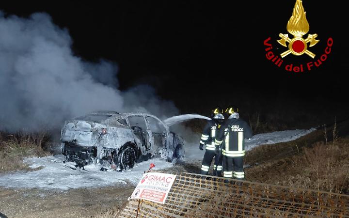 Auto elettrica in fiamme a Sovizzo, paura nella serata di domenica