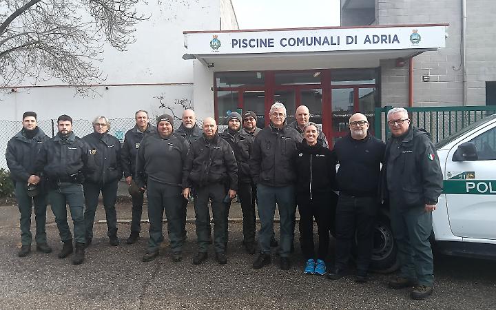 Rovigo, la Polizia Provinciale si allena in acqua: corso di nuoto e salvamento per gli agenti