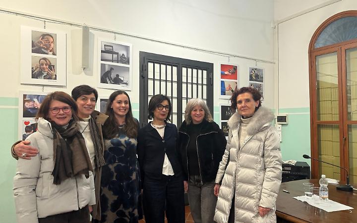 Beatrice Ben&agrave; (al centro) con le docenti che la incoraggiarono a mettere su carta il racconto