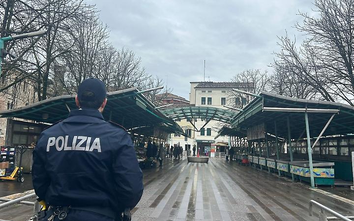 Quattordicenne denunciato per lo scippo e le lesioni a un'anziana nel centro di Treviso