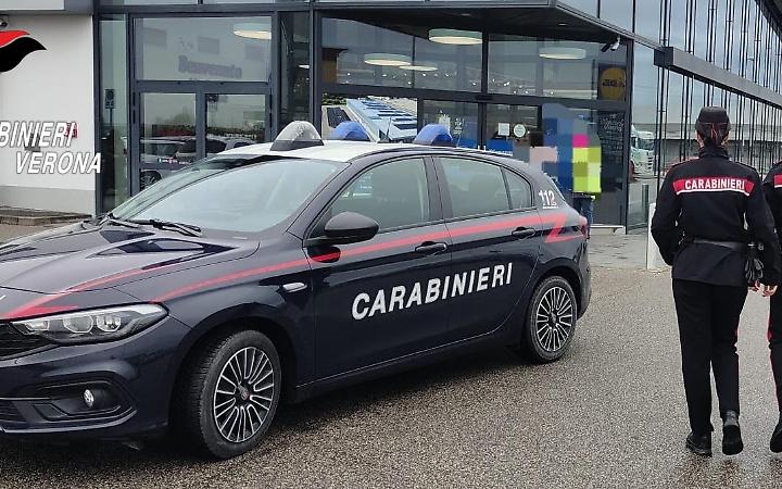 Furto al supermercato e fuga in auto: arrestati due uomini a San Bonifacio