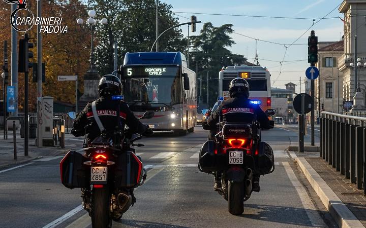 Padova, inscena incidenti e aggredisce pensionati: arrestato
